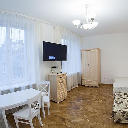 Квартира На Вулиці Дорошенка 12 В Центрі Львова Недалеко Оперного Театру З Власною Парковкою У Дворі Exterior foto